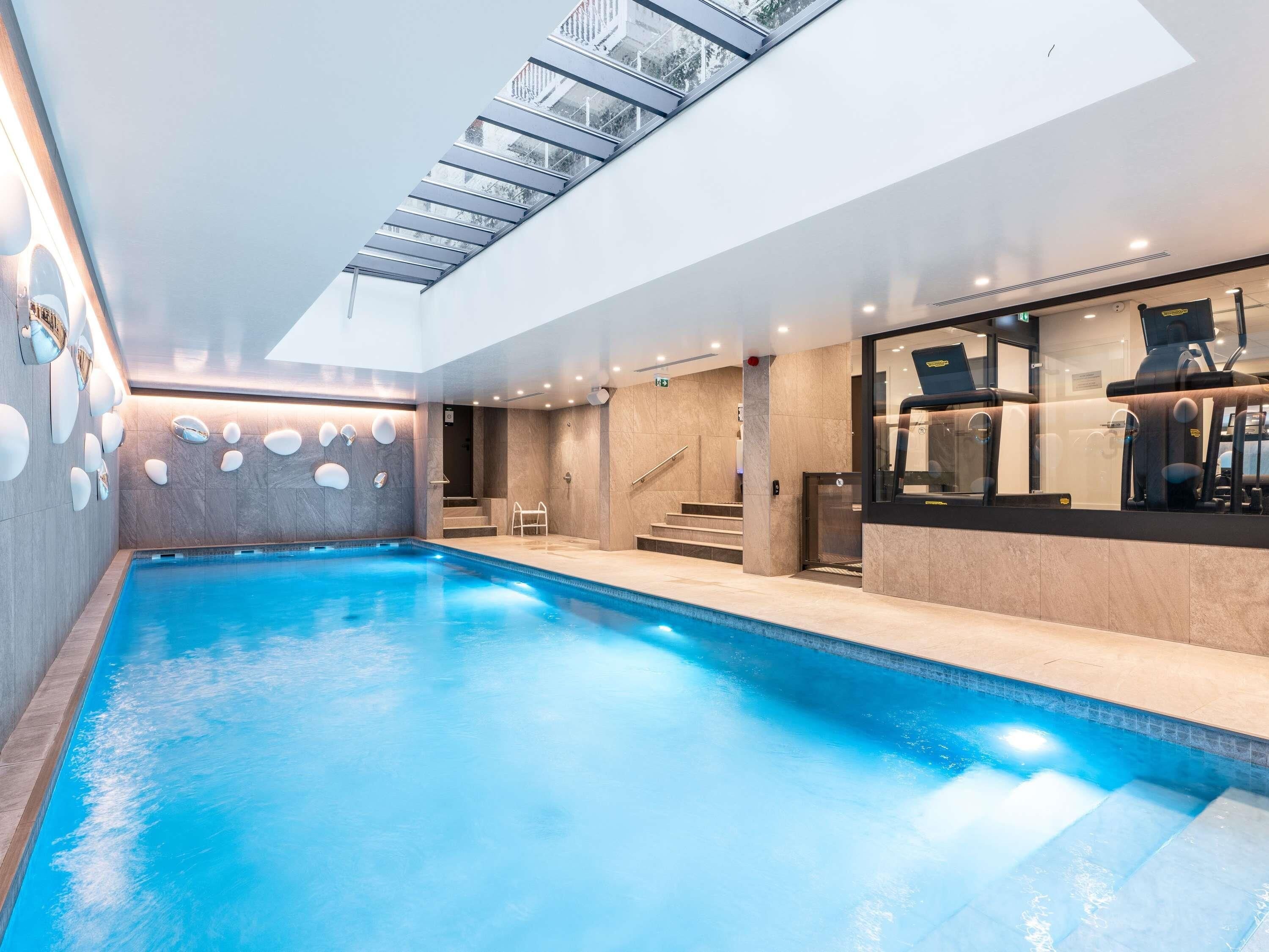 Una piscina cubierta