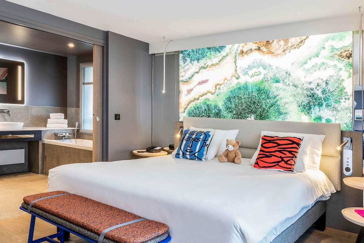 Hypo-allergenic bedding, minibar, desk, laptop workspace