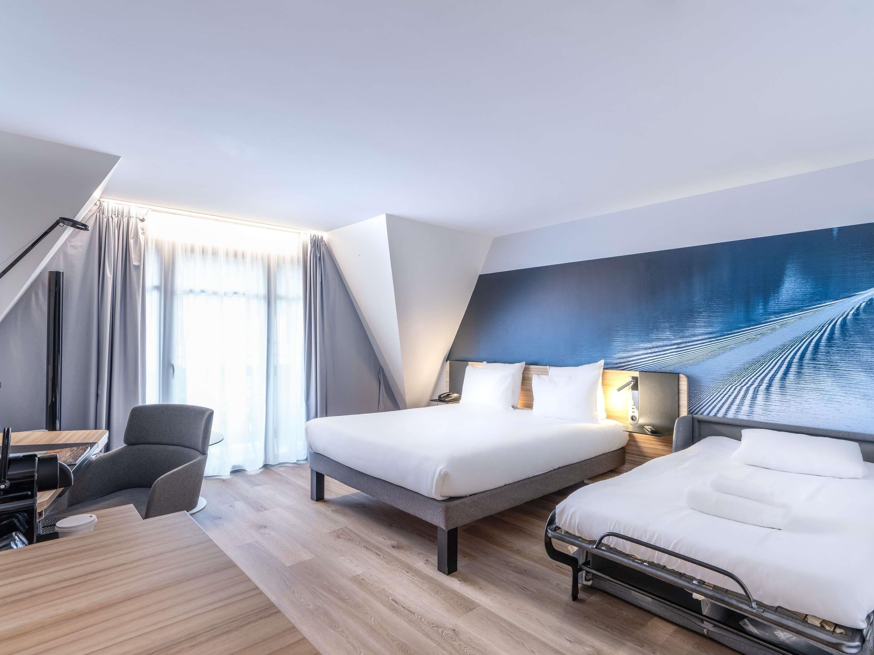 Hypo-allergenic bedding, minibar, desk, laptop workspace