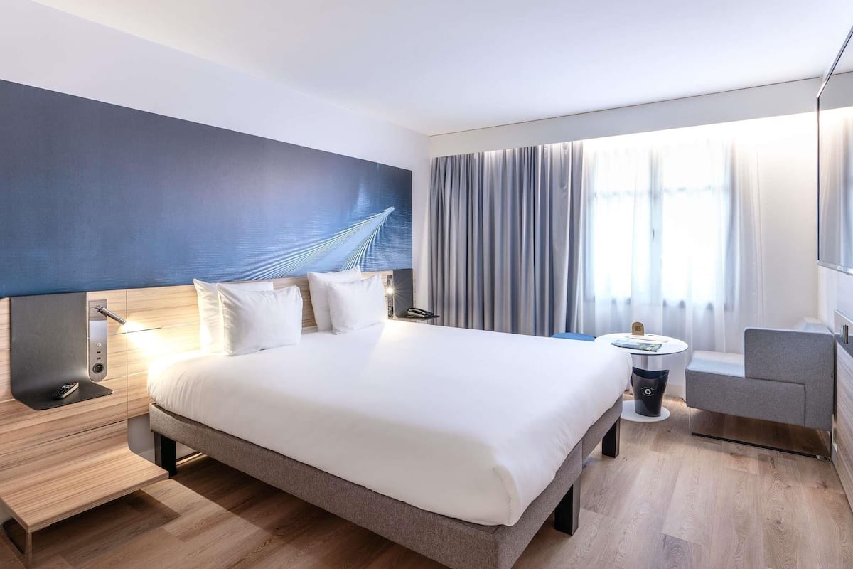 Hypo-allergenic bedding, minibar, desk, laptop workspace