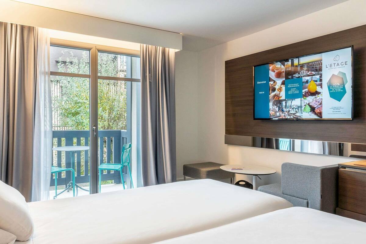 Ropa de cama hipoalergénica, minibar y escritorio 
