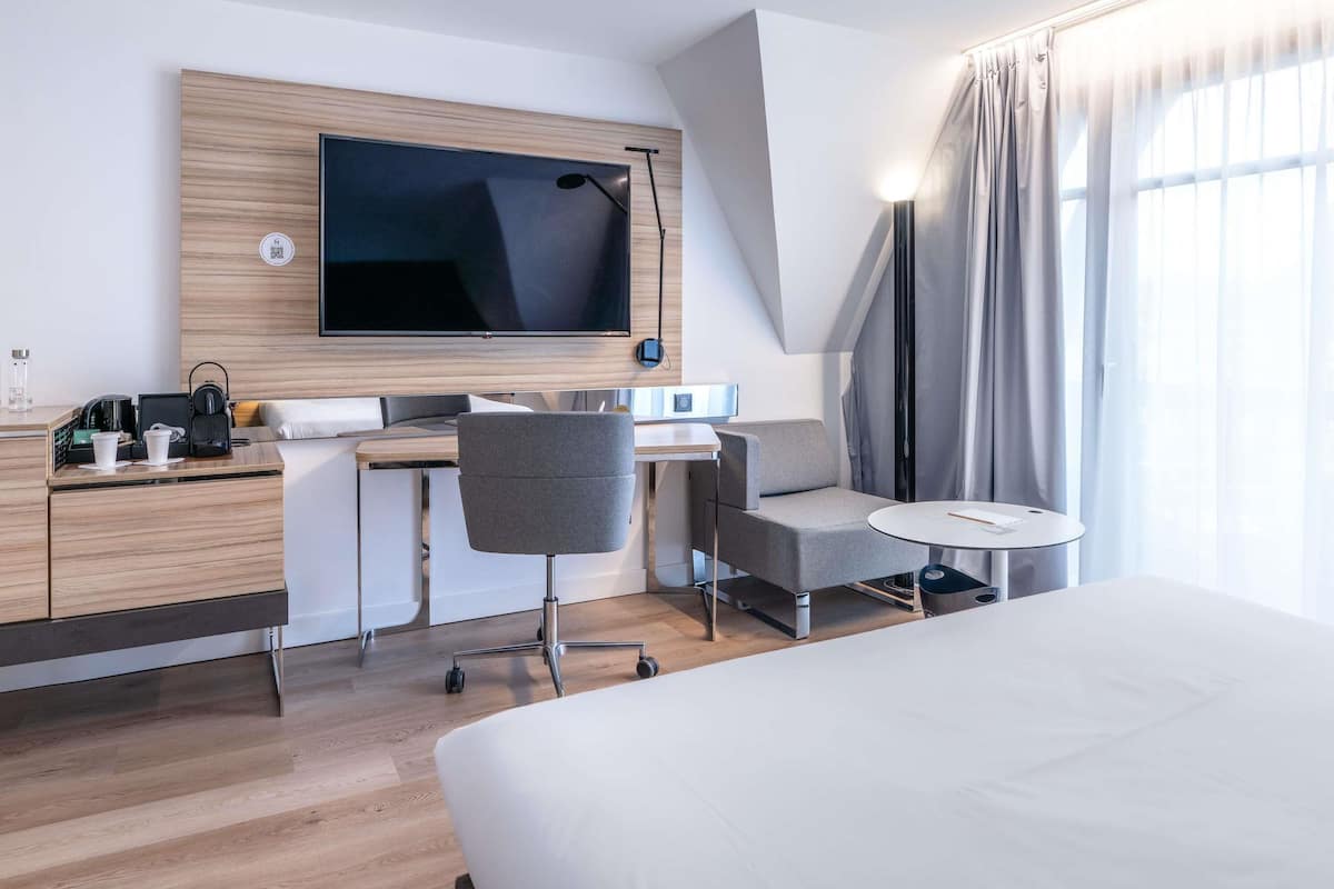 Executive Double Room, 1 Double Bed, Balcony | Hypo-allergenic bedding, minibar, desk, laptop workspace