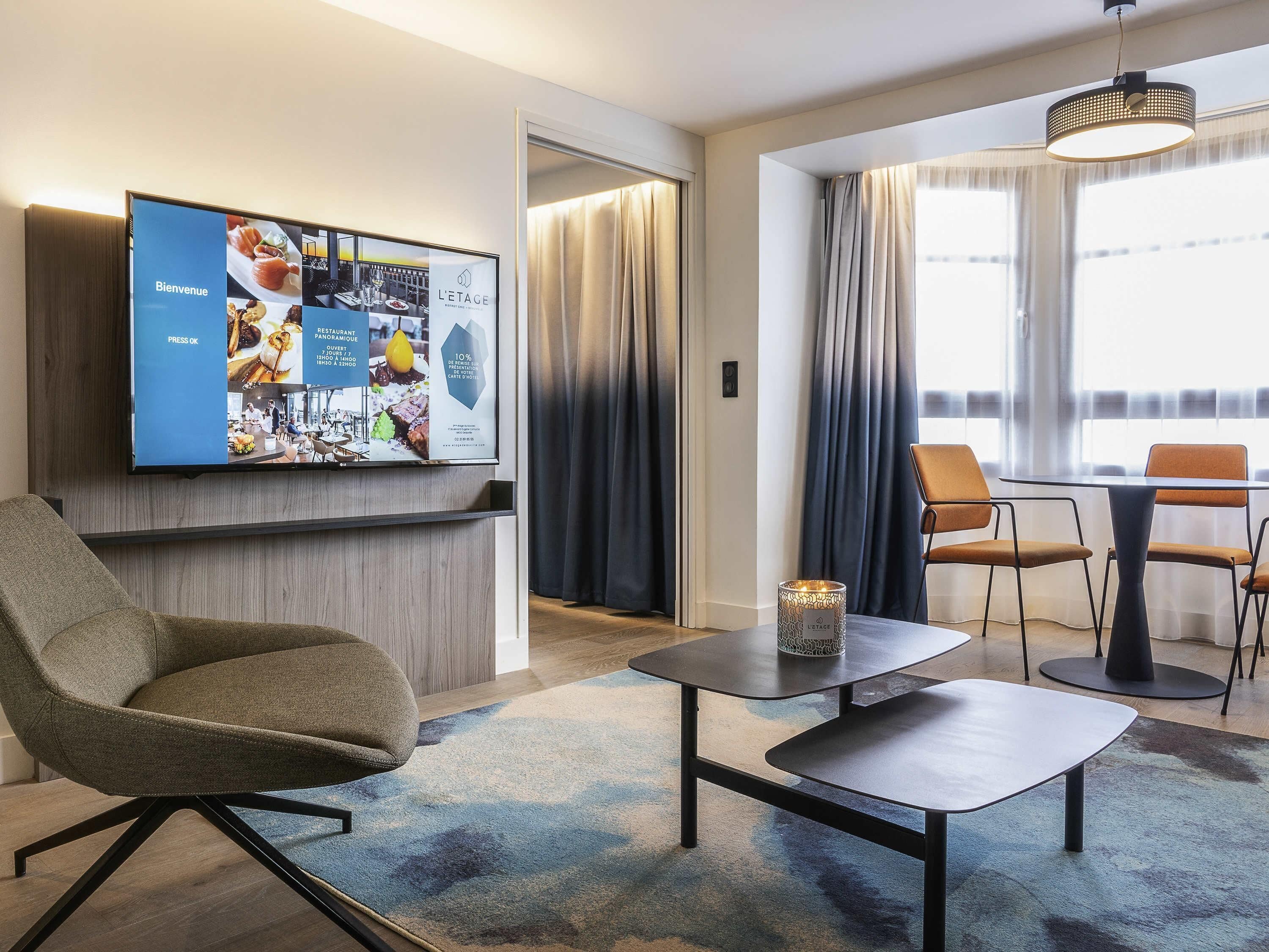 Hypo-allergenic bedding, minibar, desk, laptop workspace