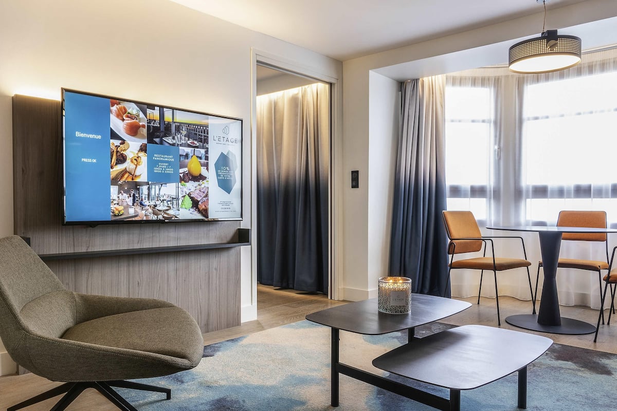 Executive Suite, 1 King Bed with Sofa bed, Sea View | Hypo-allergenic bedding, minibar, desk, laptop workspace