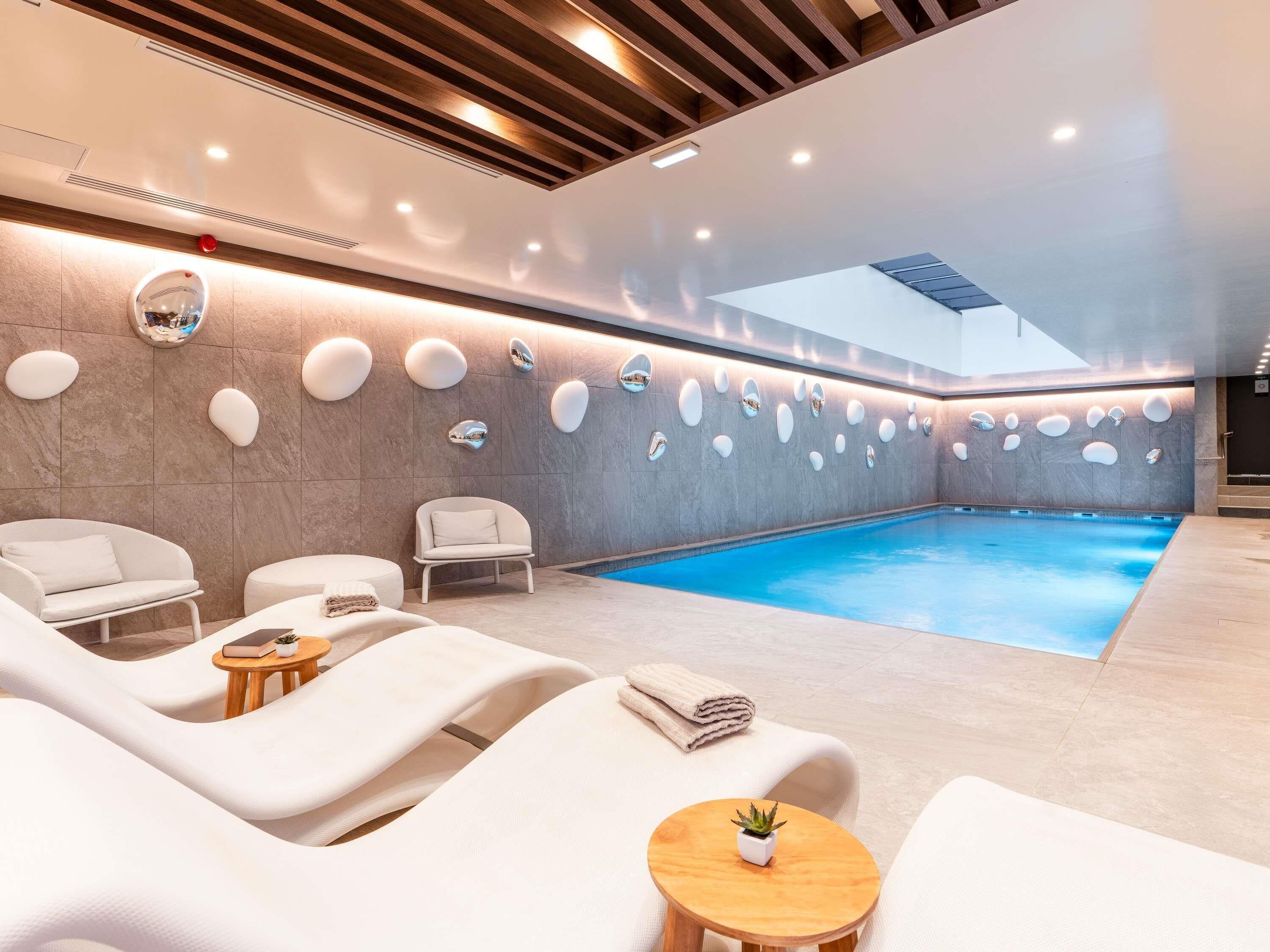 Una piscina cubierta