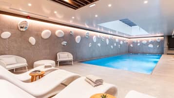 Una piscina cubierta