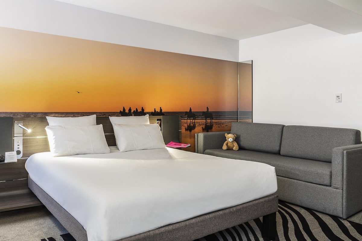 Habitación doble clásica, varias camas | Ropa de cama hipoalergénica, minibar y escritorio