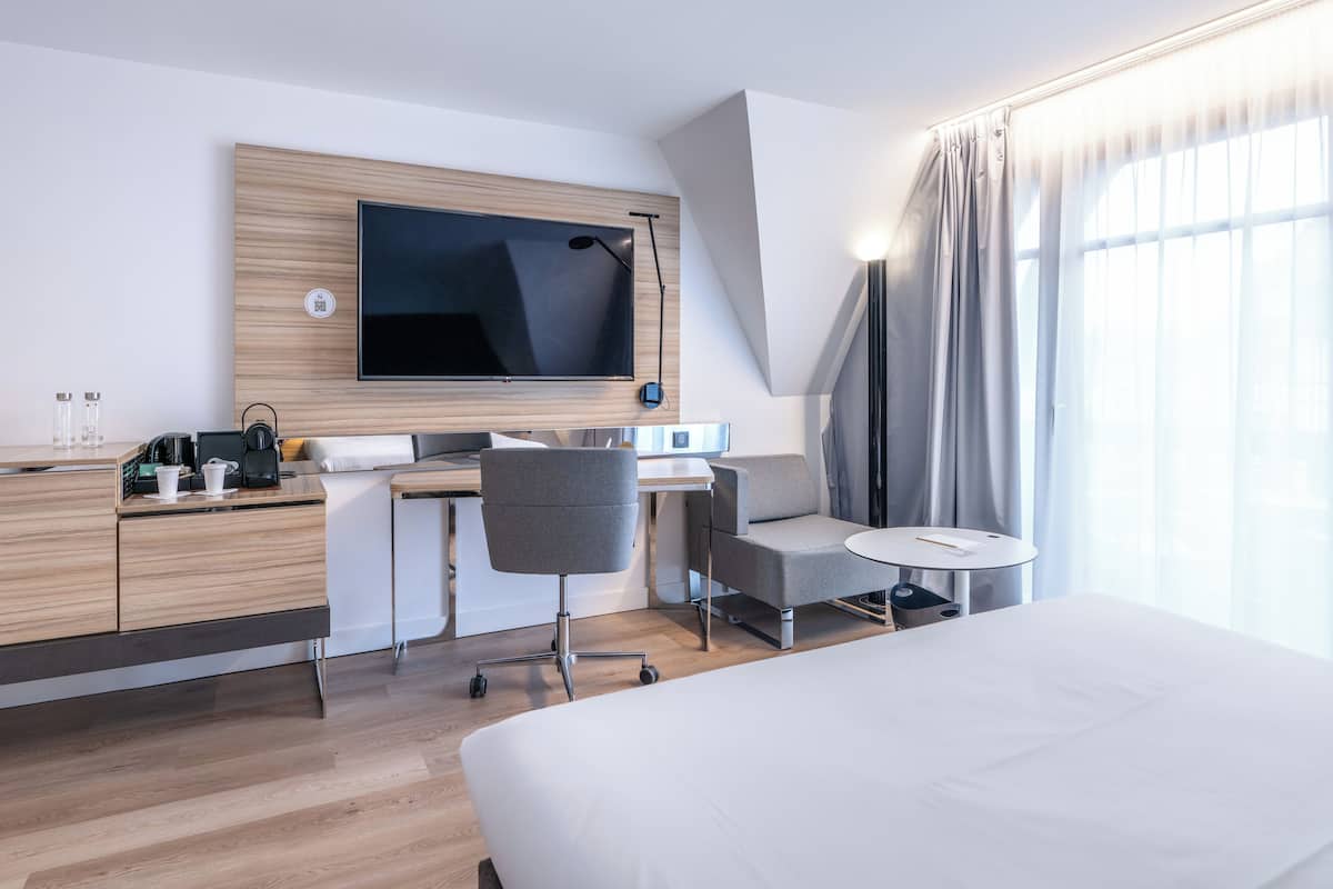 Hypo-allergenic bedding, minibar, desk, laptop workspace