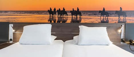 經典客房, 2 張單人床 | 低過敏寢具、迷你吧、書桌、筆電工作空間