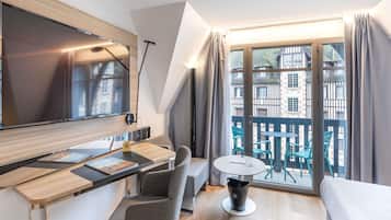 Executive Double Room, 1 Double Bed with Sofa bed, Non Smoking, Balcony | Hypo-allergenic bedding, minibar, desk, laptop workspace