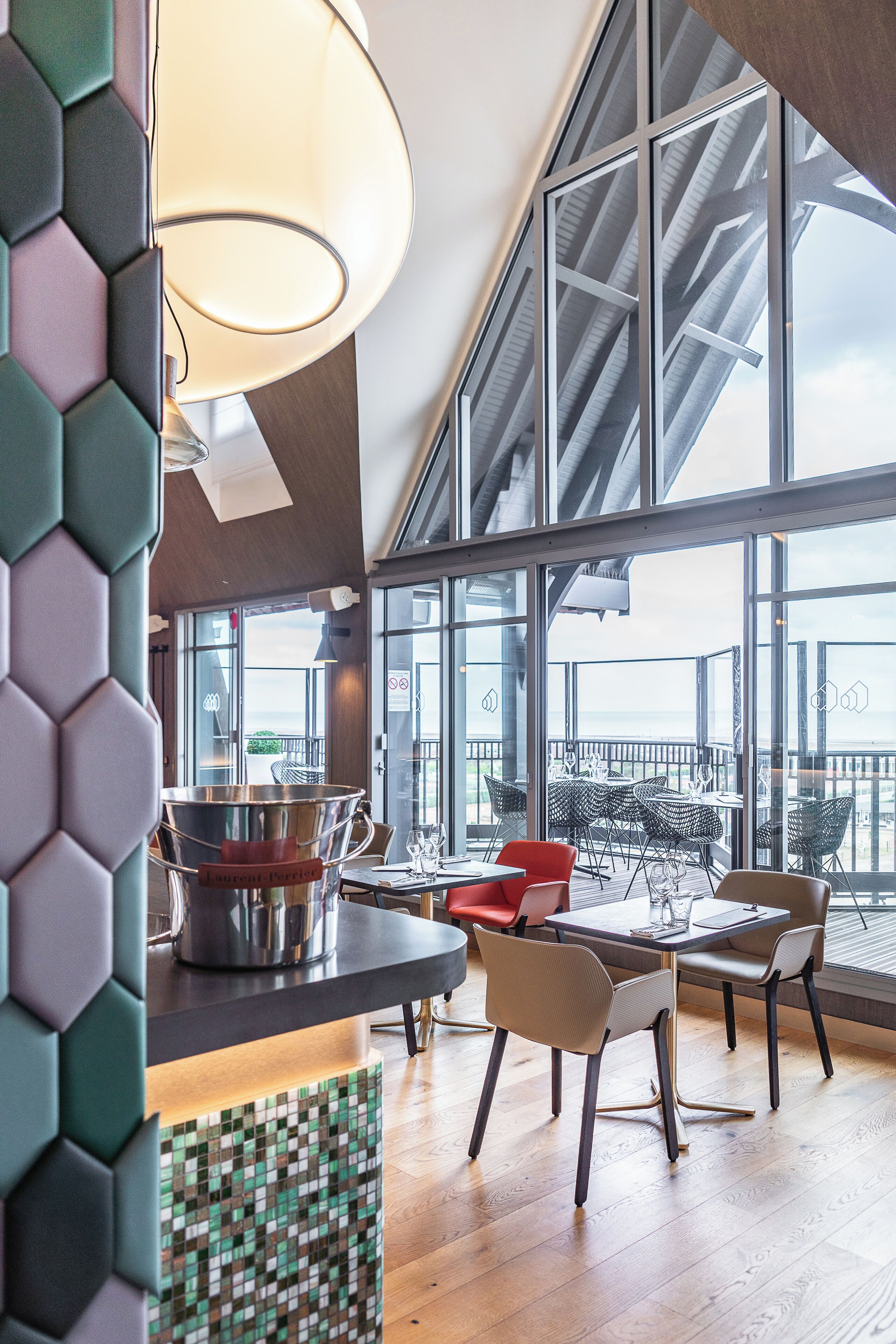 Déjeuner et dîner servis sur place, spécialités Cuisine française