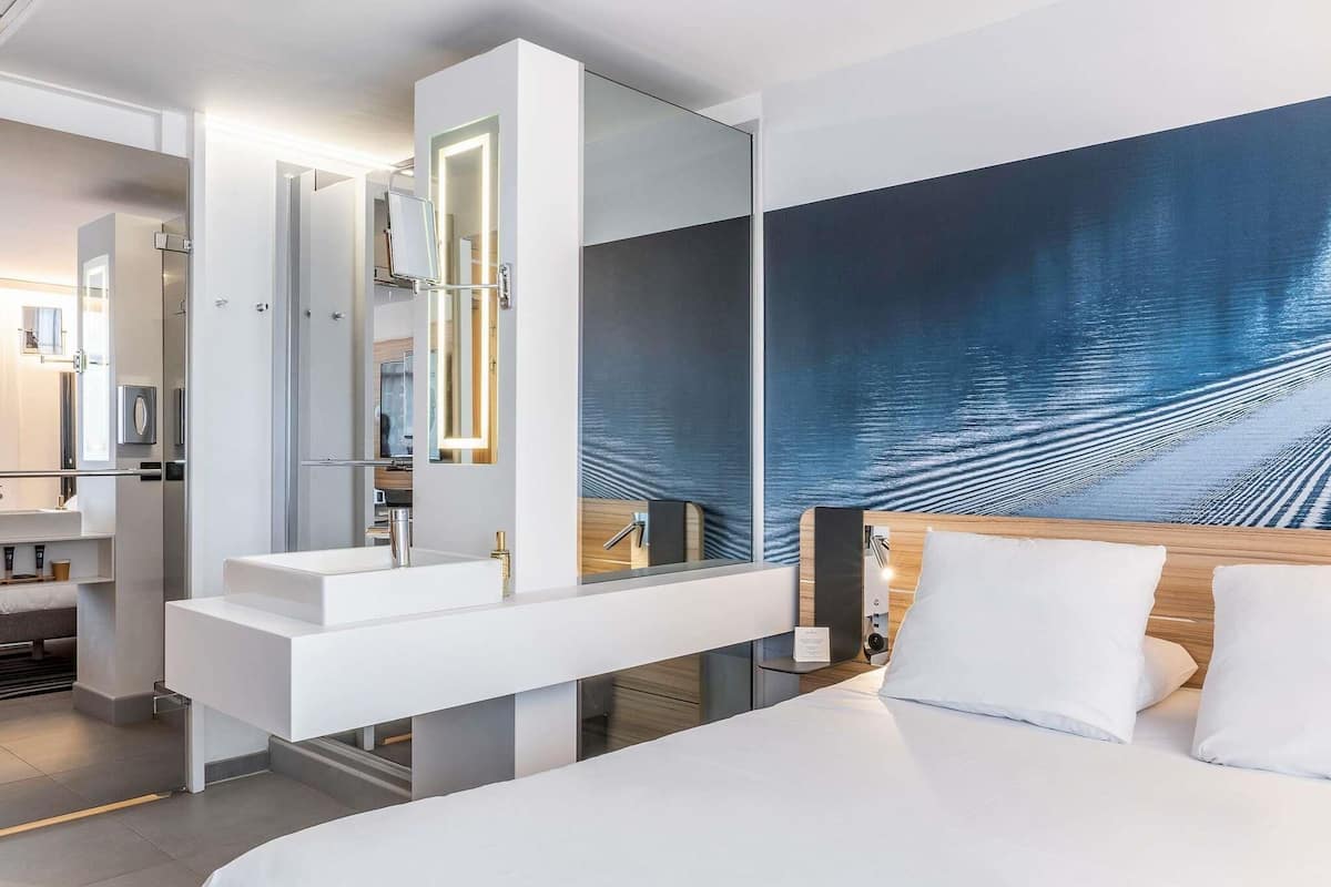 Classic Double Room, 1 Katil Kelamin (Double), Non Smoking, Pengemasan | Peralatan tempat tidur hipoalergenik, bar mini, meja