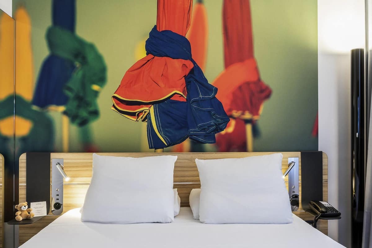 Hypo-allergenic bedding, minibar, desk, laptop workspace