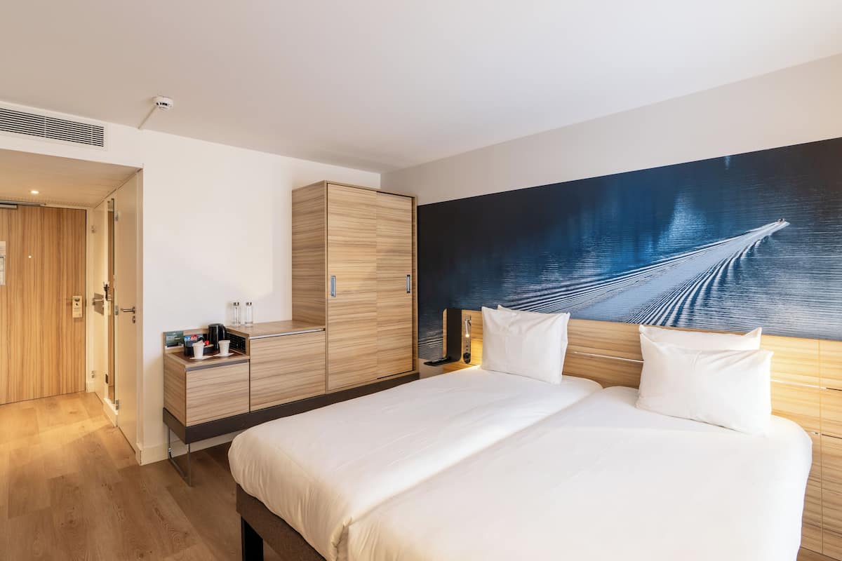 Classic Room, 2 Twin Beds | Hypo-allergenic bedding, minibar, desk, laptop workspace