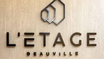 A logo with a hexagonal design above the text 'L'ETAGE DEAUVILLE'.