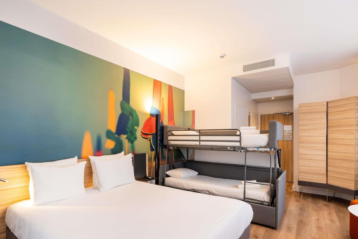 Ropa de cama hipoalergénica, minibar y escritorio