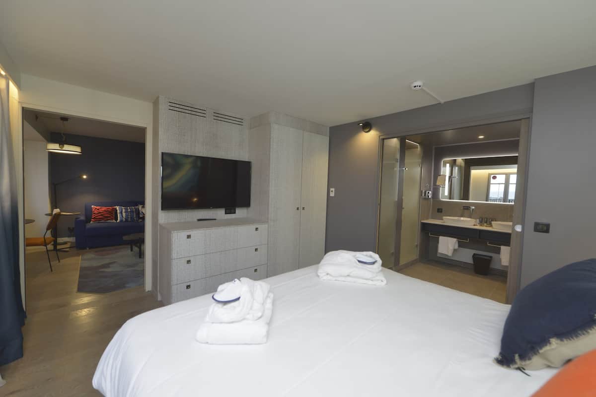 Executive Suite, 1 King Bed with Sofa bed, Sea View | Hypo-allergenic bedding, minibar, desk, laptop workspace