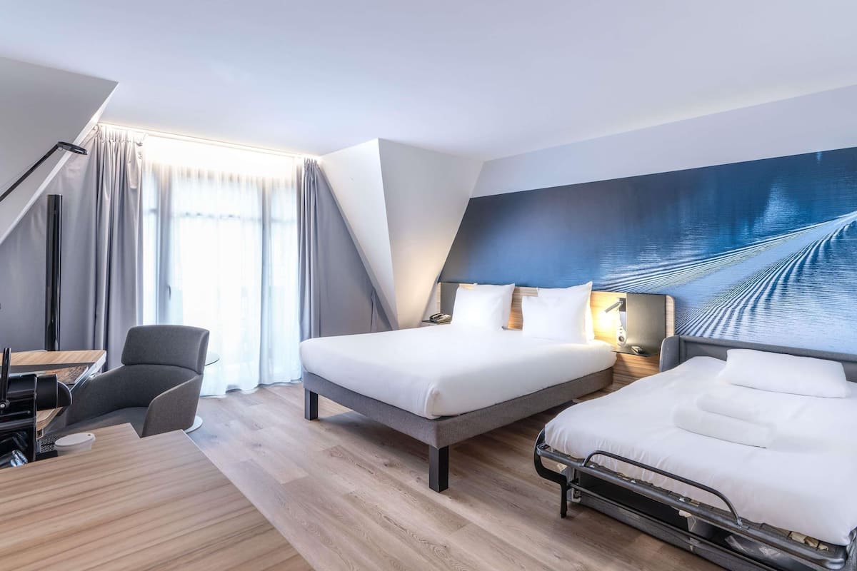 Ropa de cama hipoalergénica, minibar y escritorio 