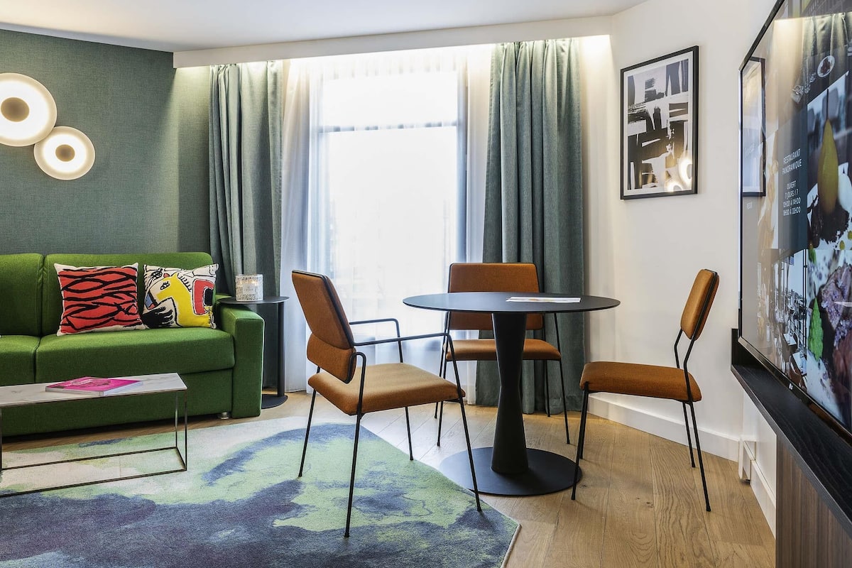 Hypo-allergenic bedding, minibar, desk, laptop workspace