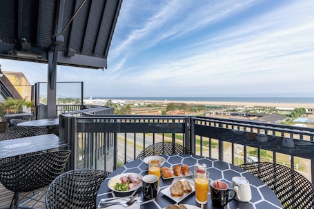 Daily buffet breakfast (EUR 21 per person)