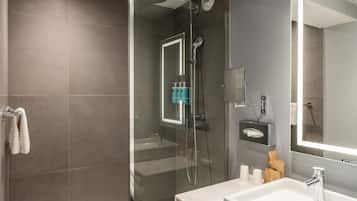 Executive Double Room, 1 Double Bed with Sofa bed, Non Smoking, Balcony | Bathroom | Eco-friendly toiletries, hair dryer, slippers, towels
