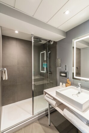 Executive-Doppelzimmer, 1 Doppelbett und Schlafsofa, Nichtraucher, Balkon | Badezimmer | Umweltfreundliche Kosmetikartikel, Haartrockner, Hausschuhe, Handtücher