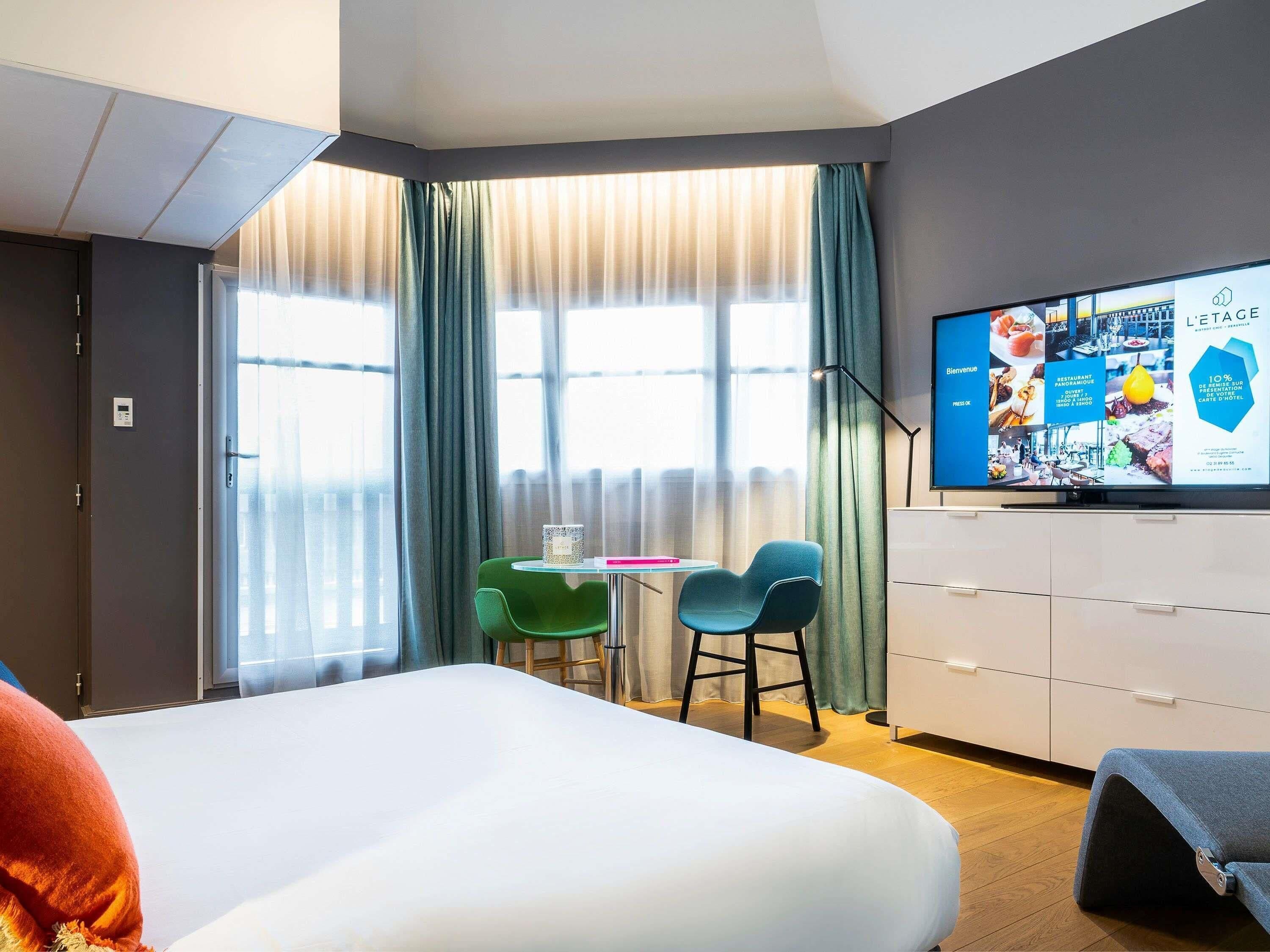 Junior Suite, 1 King Bed, Non Smoking, Housekeeping