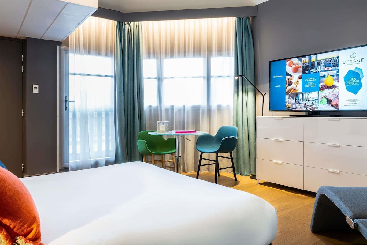 Junior Suite, 1 King Bed, Non Smoking, Housekeeping