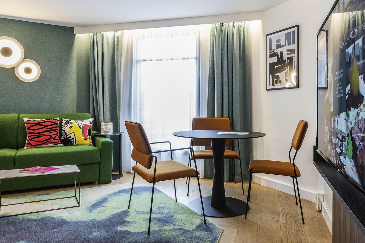 Junior Suite, 1 King Bed, Non Smoking, Housekeeping | Hypo-allergenic bedding, minibar, desk, laptop workspace