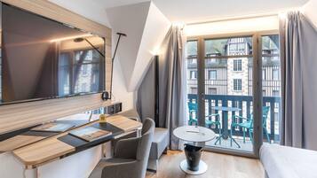 Hypo-allergenic bedding, minibar, desk, laptop workspace