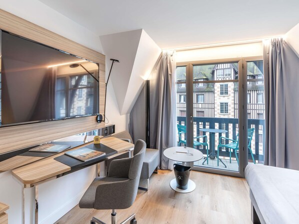 Habitació doble executiva, 1 llit doble i sofà llit, balcó | Roba de llit hipoal·lergògena, minibar i escriptori 