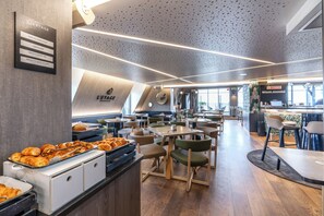 Petit déjeuner buffet servi tous les jours en supplément