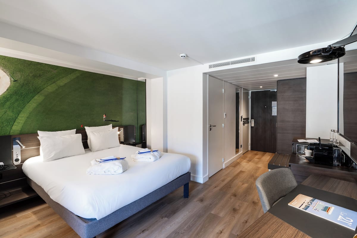 Executive Double Room, 1 Double Bed, Balcony | Hypo-allergenic bedding, minibar, desk, laptop workspace