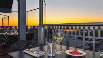 Déjeuner et dîner servis sur place, spécialités Cuisine française