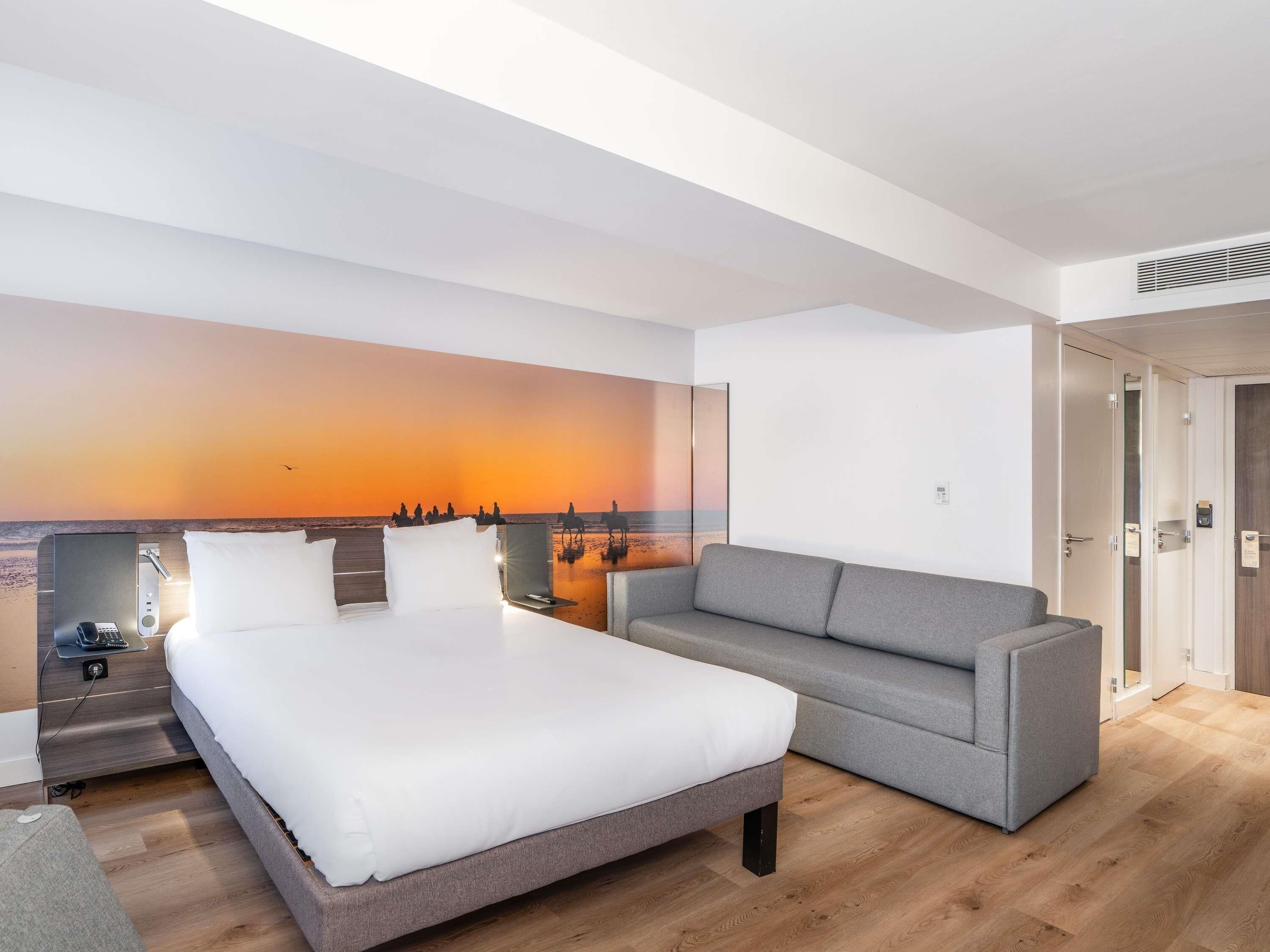 Habitación doble clásica, varias camas | Ropa de cama hipoalergénica, minibar y escritorio 