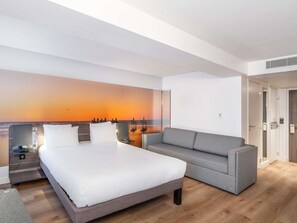 Ropa de cama hipoalergénica, minibar y escritorio