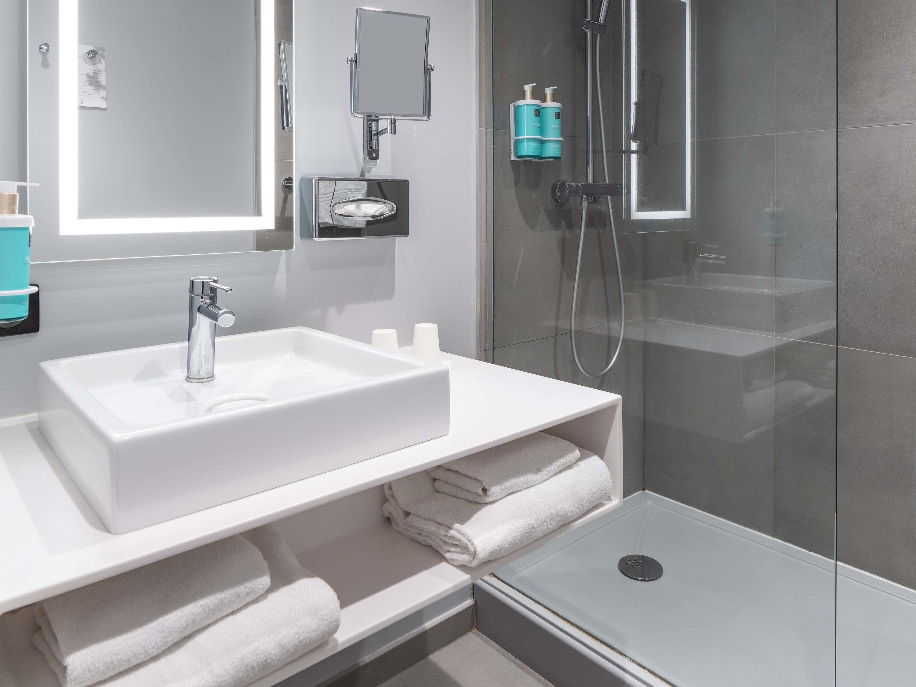 Allergitestade sängkläder, minibar, skrivbord och arbetsyta för laptop