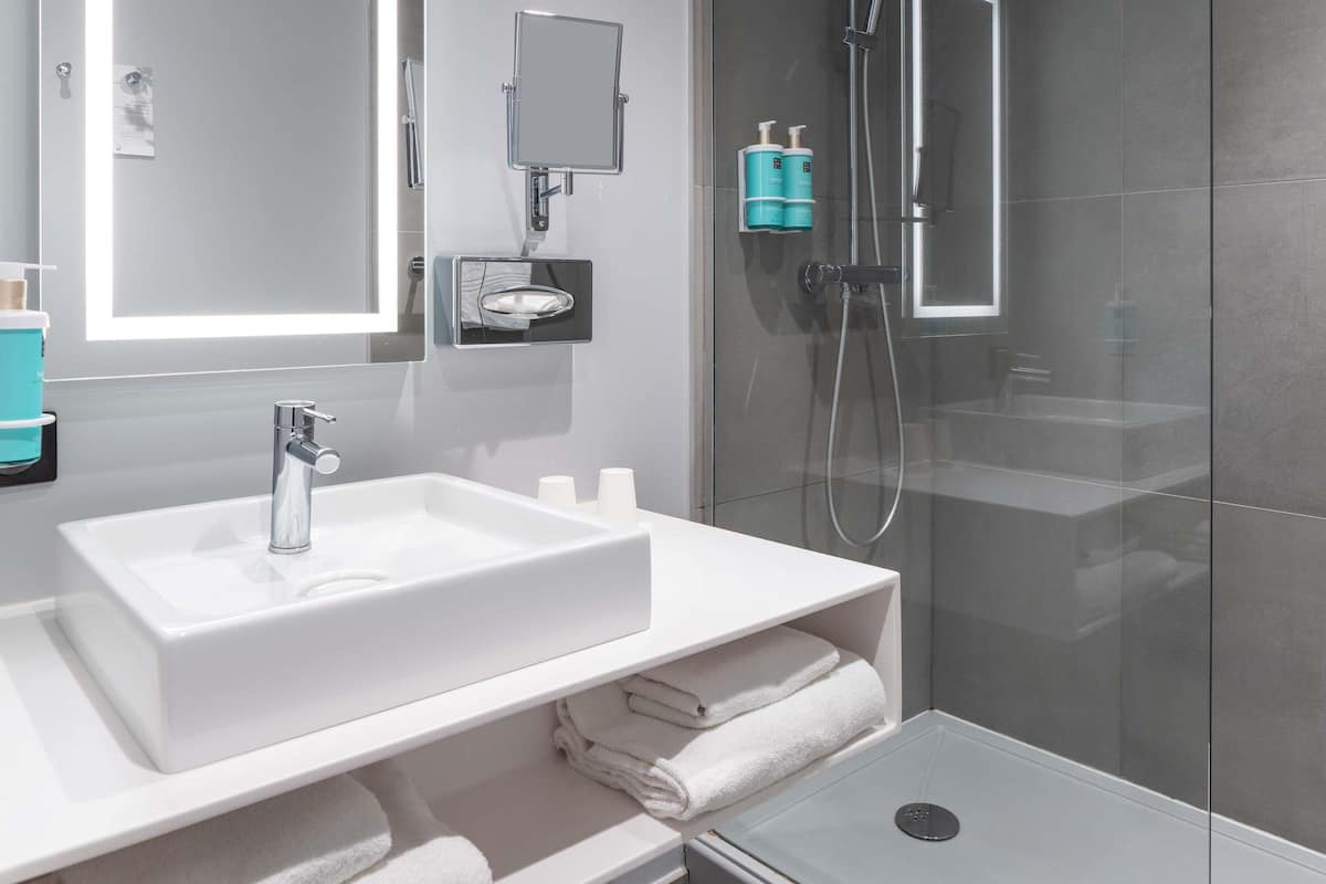 Hypo-allergenic bedding, minibar, desk, laptop workspace