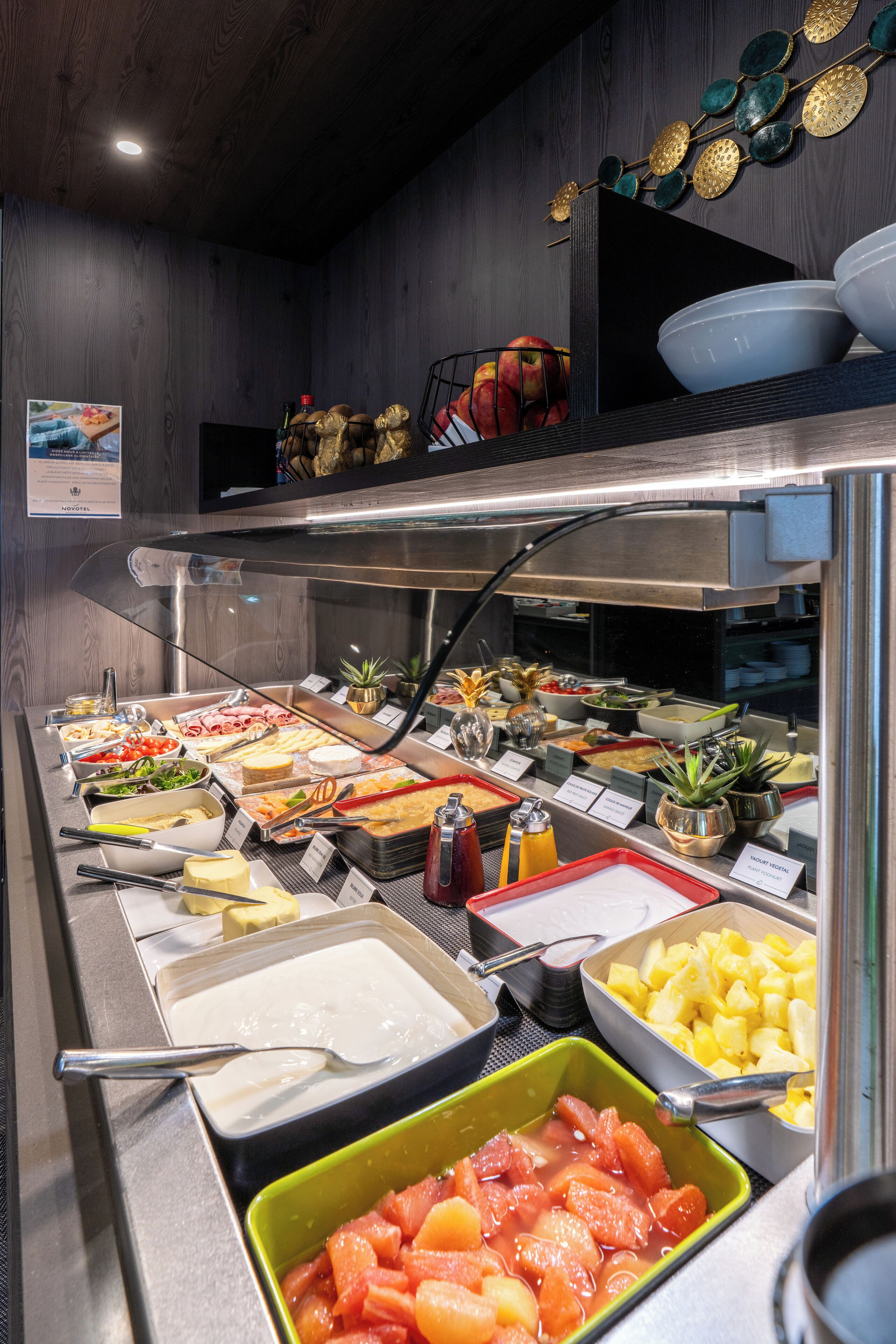 Un buffet proposant une variété de plats et une présentation de fruits.