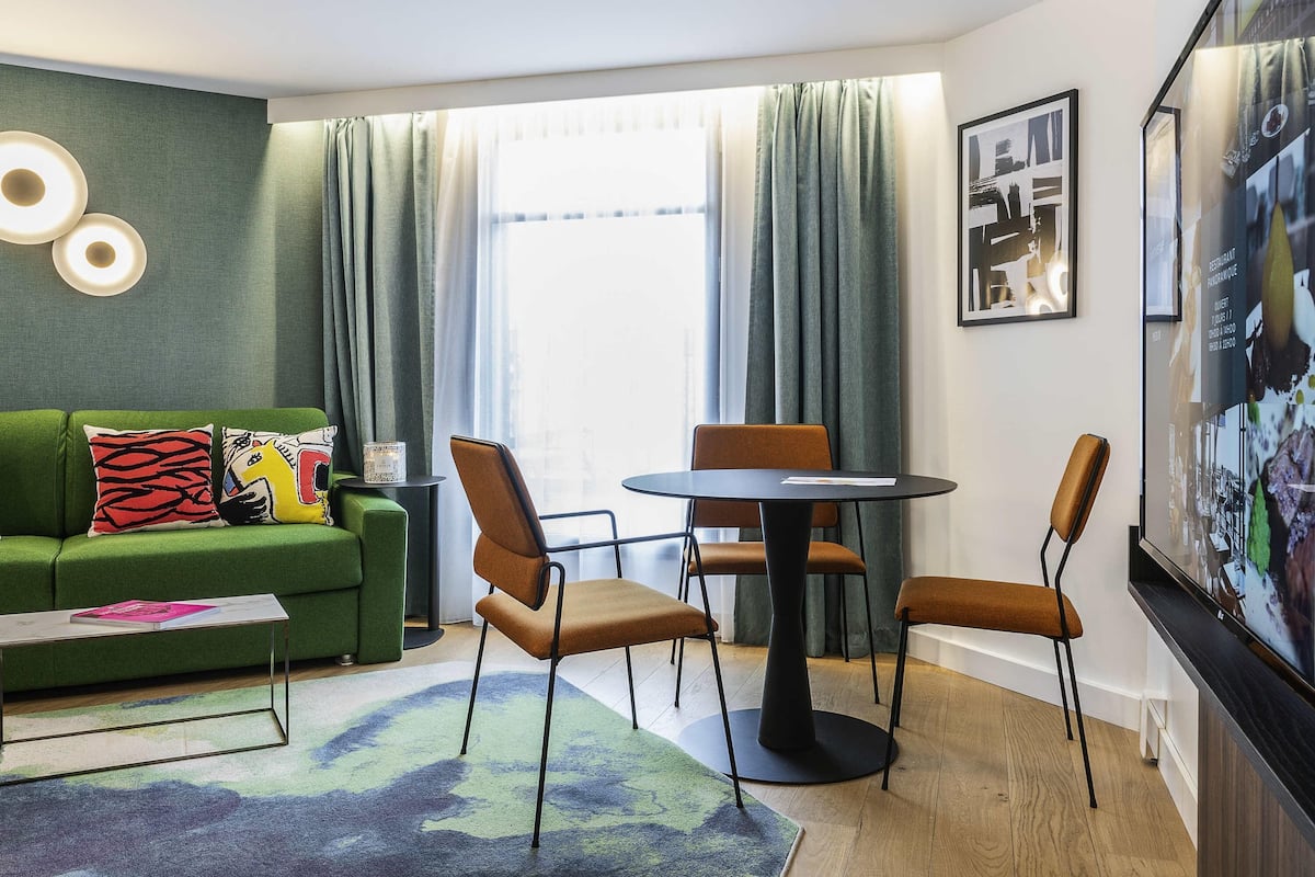 Ropa de cama hipoalergénica, minibar y escritorio 