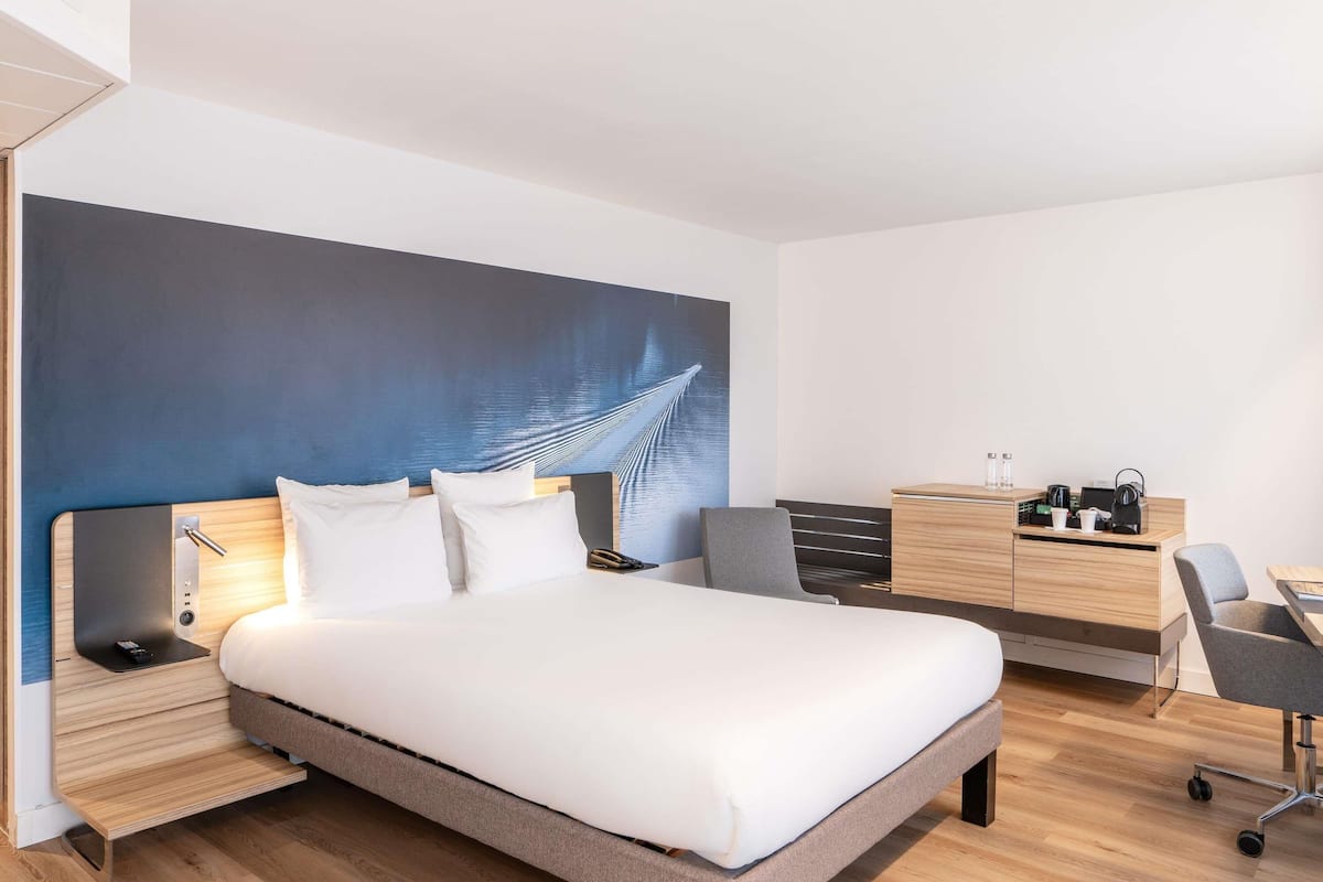 Ropa de cama hipoalergénica, minibar y escritorio 