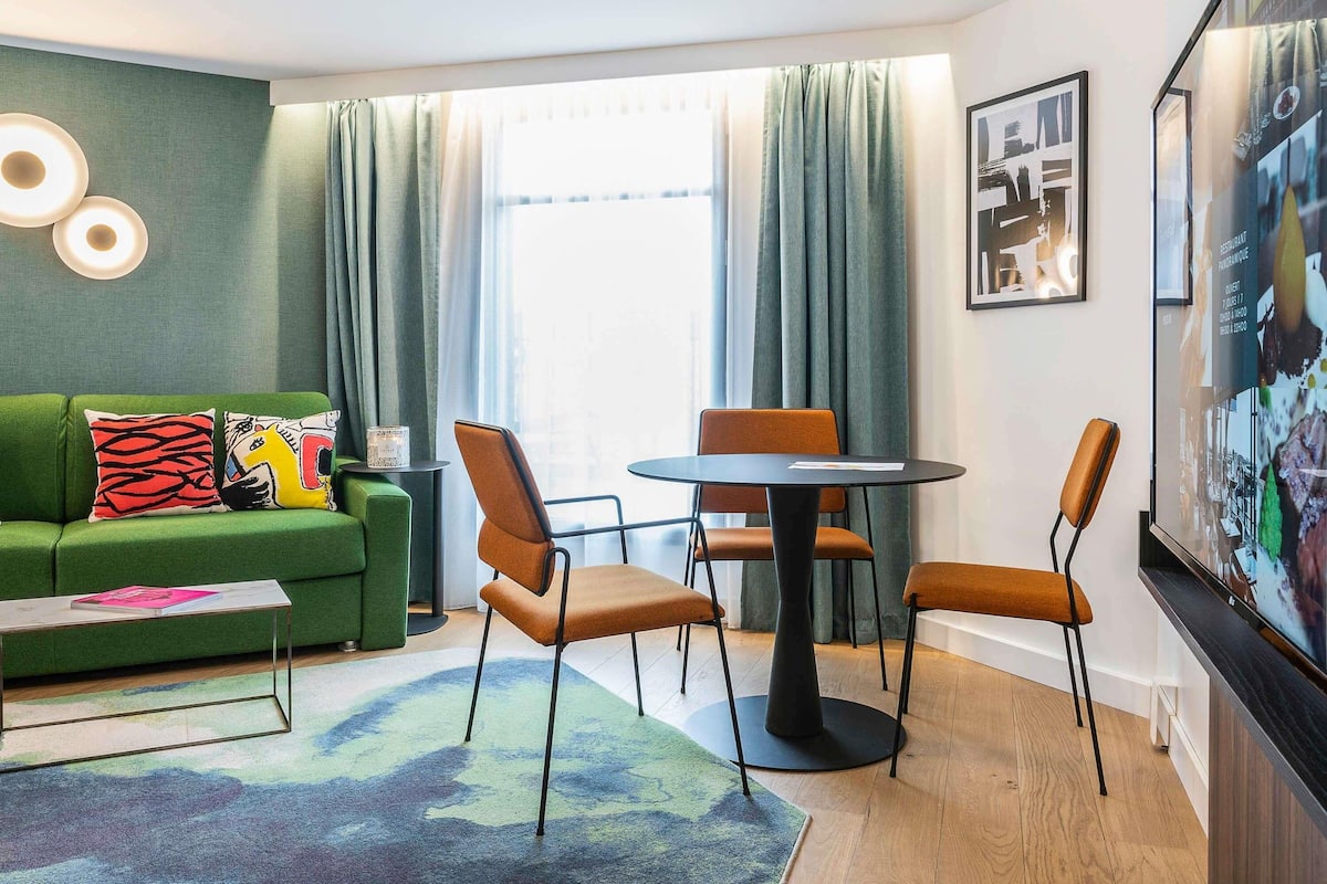 Phòng Suite Junior, 1 giường cỡ king, không hút thuốc, dịch vụ dọn phòng | Bộ đồ giường kháng dị ứng, minibar, bàn