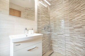 Apartment, 1 Schlafzimmer, Balkon | Dusche im Bad