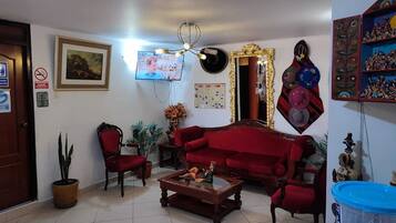 En 32-tommers LED-TV med kabel-kanaler samt TV