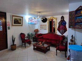 32-inch LED TV with cable channels, TV