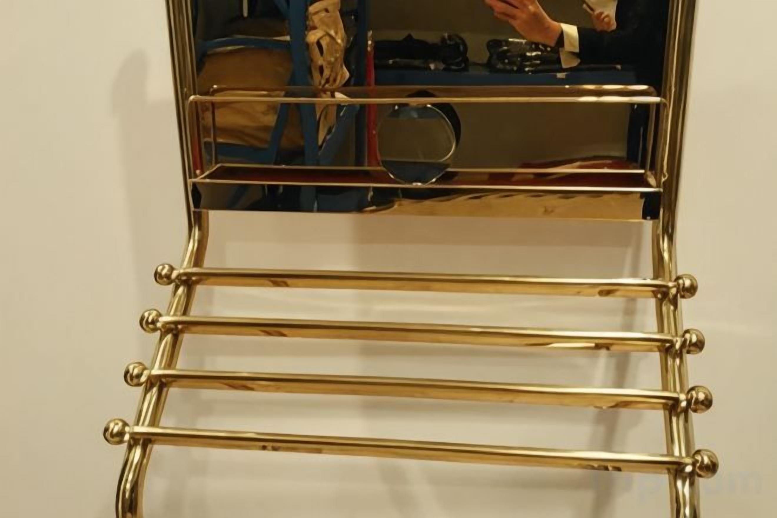 Uma estrutura metálica escalonada com barras horizontais, provavelmente para pendurar objetos.