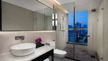 Artículos de tocador gratuitos, secador de pelo, pantuflas, toallas