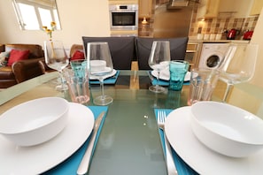 Apartment | In-room dining - 3 Bed Apartment - Mermaid Quay (Cardiff)
