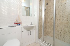 Apartment | Bathroom | Free toiletries, hair dryer, towels, soap - 3 Bed Apartment - Mermaid Quay (Cardiff)