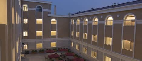 Khu ẩm thực ngoài trời